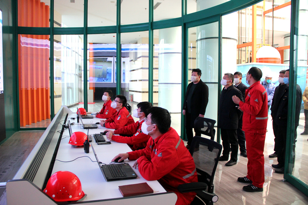 市委常委、副市長賈剛一行來潔晶檢查安全生產工作