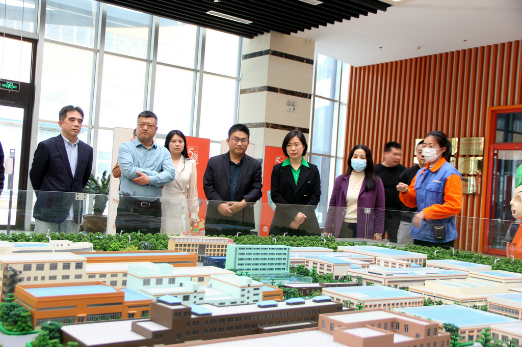 仙桃市黨組成員張艷敏來潔晶集團考察